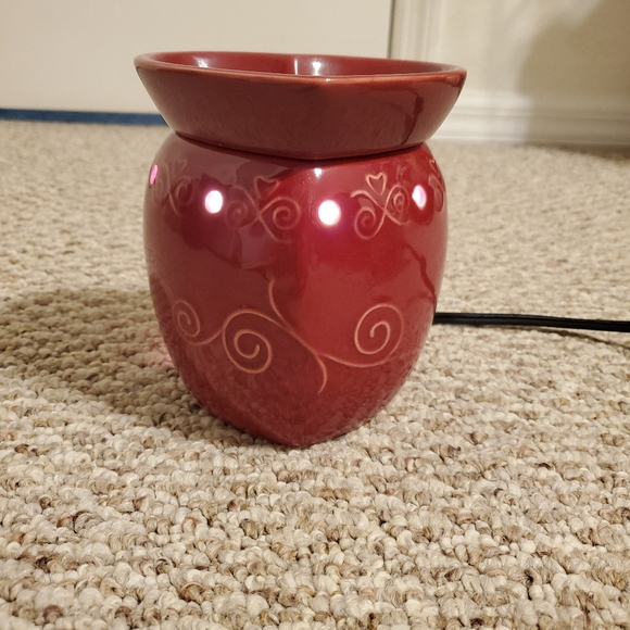 SCENTSY HUGS & KISSES Full Size Wax Warmer Valentines Red Heart Shaped RETIRED - Picture 2 of 6